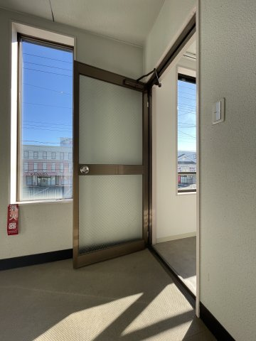 植松町貸事務所の玄関