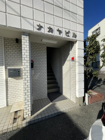 植松町貸事務所のエントランス