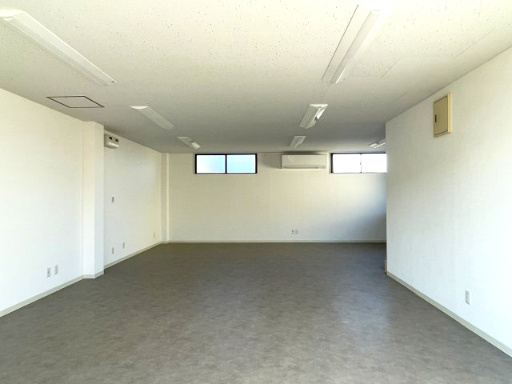 植松町貸事務所の内装