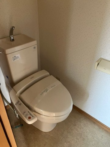 イーストハイツのトイレ|落ち着いた色調のトイレです