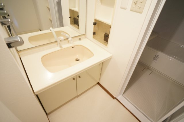 【洗面所】 | 脱衣スペースもあります