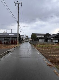 売土地の前面道路含む現地写真