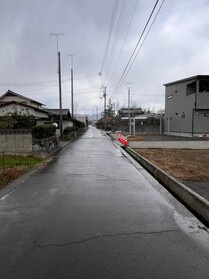 売土地の前面道路含む現地写真