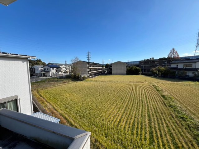 大津市石山寺4丁目　中古戸建の外観|建物がないので家の中に光がたくさん入ります