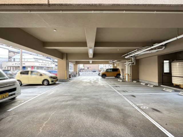 エルフィーノの駐車場