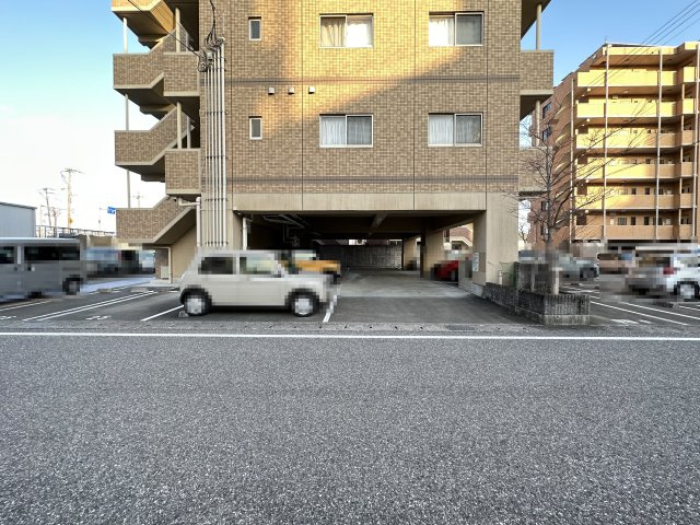 エルフィーノの駐車場