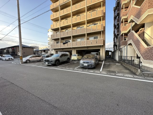 エルフィーノの駐車場