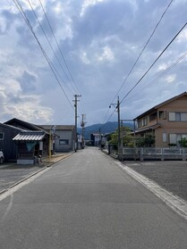 売土地の前面道路含む現地写真
