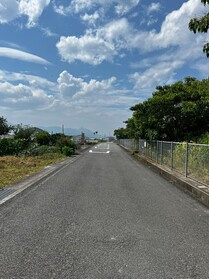 売土地の前面道路含む現地写真