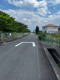 売土地の前面道路含む現地写真