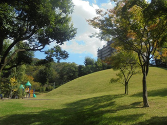 【周辺】 | 敷地内の公園（ヒルパーク）
お子様をのびのび遊ばせてあげることができそうですね♪