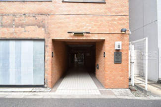 【エントランス】 | お客様を、そして住人を出迎えてくれるマンションのエントランス。ゴミが落ちていないことからも、管理状態の良さや住民の節度の高さが見て取れます。～即日のご見学可能～　お問合せはお気軽にどうぞ。
