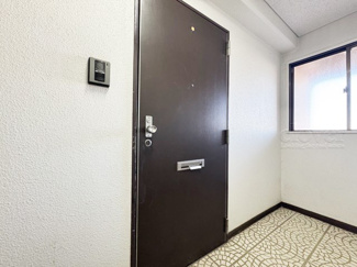 【その他共用部分】 | 皆様をお迎えする、お部屋の玄関ドア。開けやすさや開放角度、ドアノブの操作しやすさや鍵の形状などを、現地で一度ご確認ください。～即日のご見学可能～　お問合せはお気軽にどうぞ。