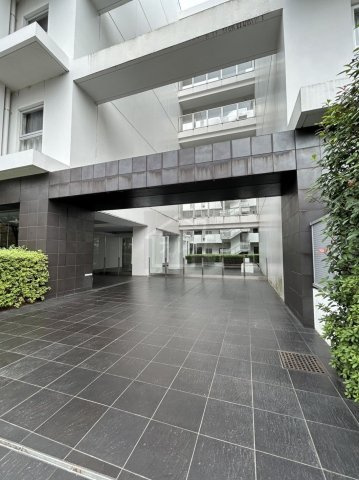 新宿区北新宿４丁目の賃貸マンションのエントランス