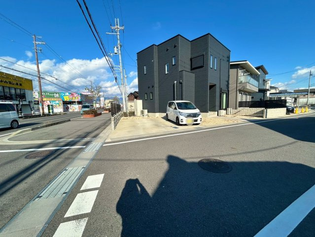 守山市水保町　中古戸建ての前面道路含む現地写真