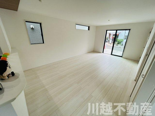 スーパーマーケット徒歩5分の居間・リビング|次の住まいまでサポートします