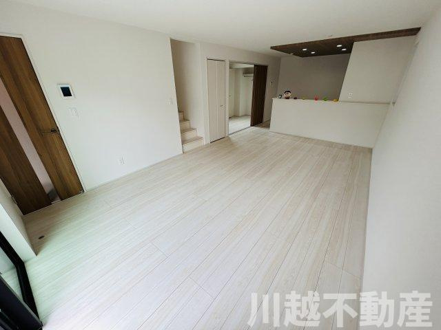 スーパーマーケット徒歩5分の居間・リビング|買主様を支えるプロがいる