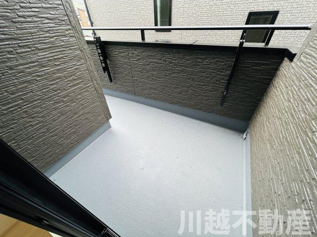 スーパーマーケット徒歩5分のバルコニー|店舗裏に喫煙所ございます