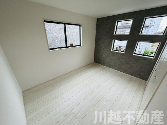 スーパーマーケット徒歩5分の洋室|店舗前駐車場はのぼりが目印です