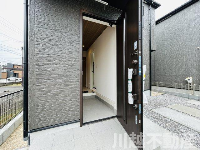 スーパーマーケット徒歩5分の玄関|チャイルドシートご用意しています