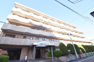 【外観】 | 手入れの行き届いた外壁やエントランスなど、「見ればわかる」レベルで清潔感を保ったマンションです。築年数を感じさせない姿で皆様をお出迎えします。～即日のご見学可能～　お問合せはお気軽にどうぞ。