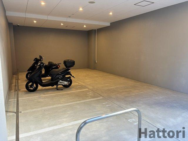 アドバンス江坂ラシュレの駐車場