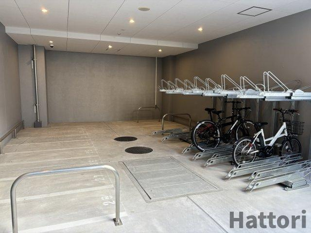 アドバンス江坂ラシュレの駐車場