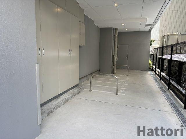 アドバンス江坂ラシュレの駐車場