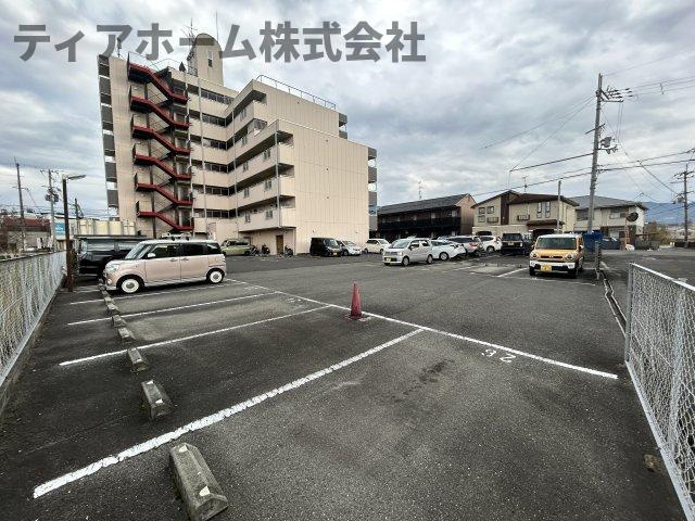 グランシャリオ桜井の駐車場