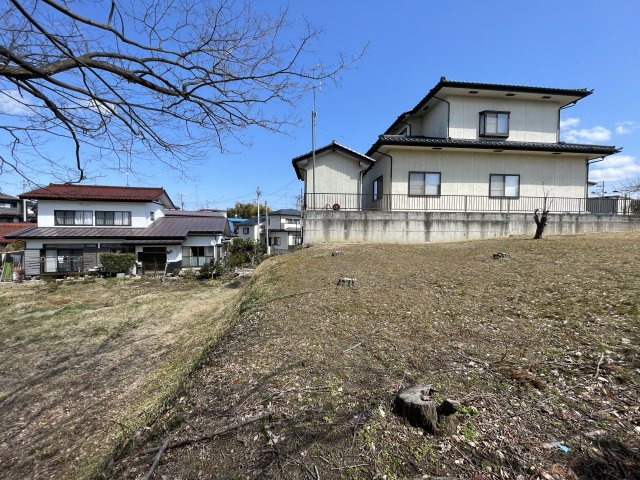 須賀川市栗谷沢　売地|北側は隣地との間に高低差がございます(※北側隣地は持分が無い為、通行使用不可です)