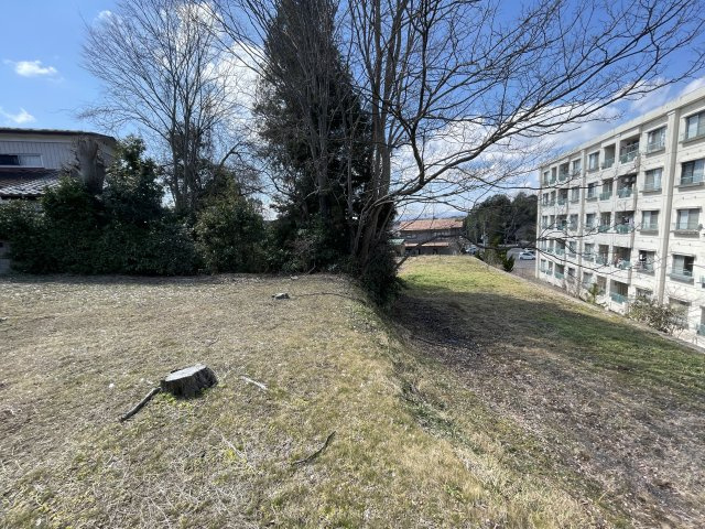 須賀川市栗谷沢　売地の外観|北側は隣地との間に高低差がございます(※北側隣地は持分が無い為、通行使用不可です)