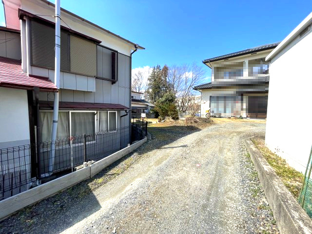 須賀川市栗谷沢　売地の外観|左側に奥に建っている看板の場所が売地です。
接道部分から撮影。