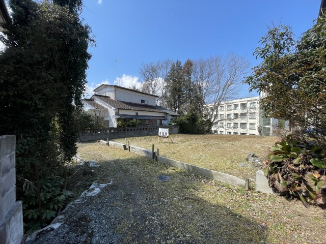 須賀川市栗谷沢　売地の外観|南側接道は二項道路で、今回の売地部分はセットバック済みです。現在は軽トラックが入れる状況となっております。