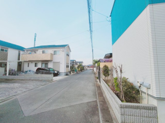 【前面道路含む現地写真】 | 
市川市曽谷　築浅中古戸建　２台駐車可
道路幅約6ｍ　