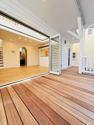 The California Styleのバルコニー|リビングから広く長く続くウッドデッキは圧巻です。