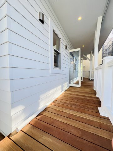 The California Styleのバルコニー|真っ白な外壁にナチュラルなウッドは、カリフォルニアような世界観