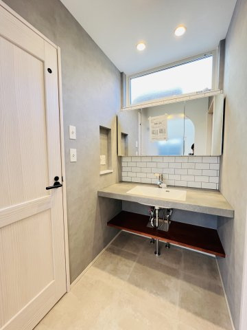 The California Styleの洗面所|生活感の出やすい水回りも、家の雰囲気に合わせて
カジュアルでモダンなデザインで統一