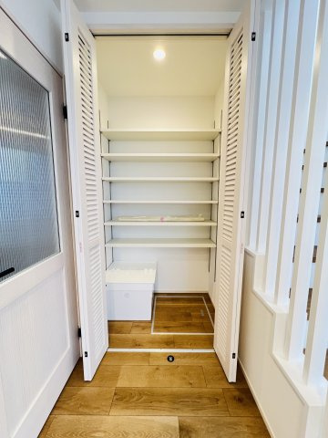 The California Styleの玄関|階段横には収納設置。