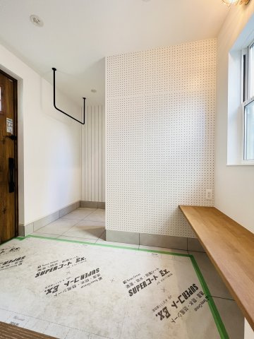 The California Styleの玄関|エントランスは広々とし、ベビーカーやサーフボードをそのまま収納できます◎
ウェットスーツを掛けられるバーが便利◎