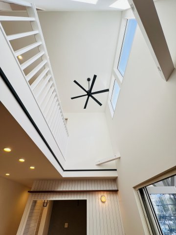 The California Styleの居間・リビング|開放的な上部吹抜け天井にはシーリングファン