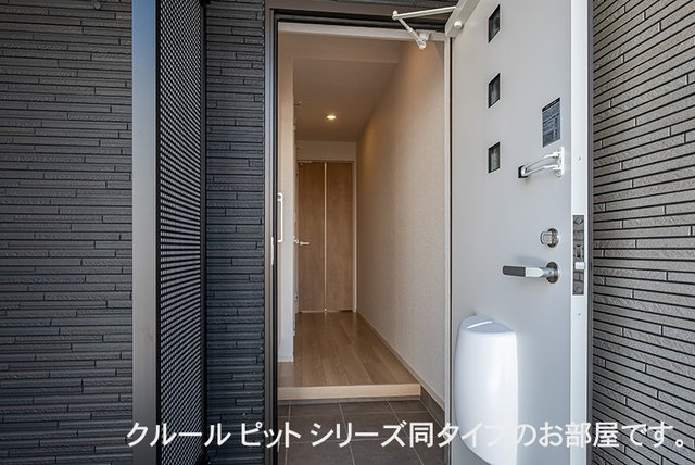 稲城市東長沼のアパートの玄関