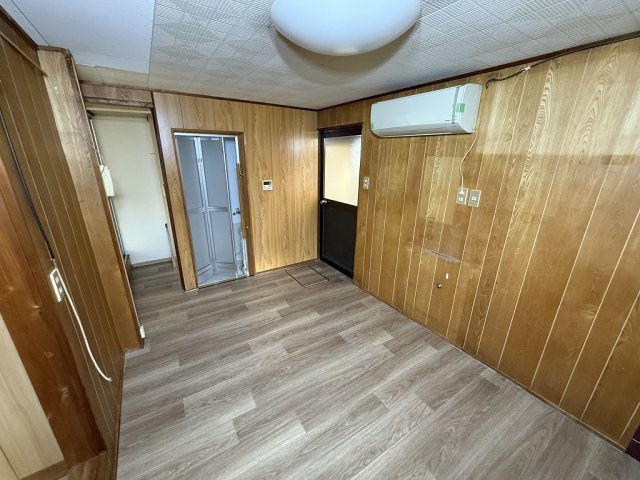 大和高田市有井戸建の洋室