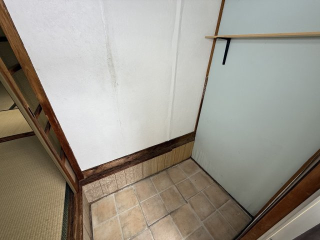 大和高田市有井戸建の玄関