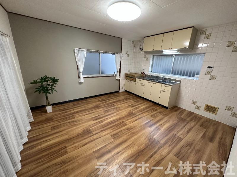 大和郡山市小泉町戸建の居間・リビング