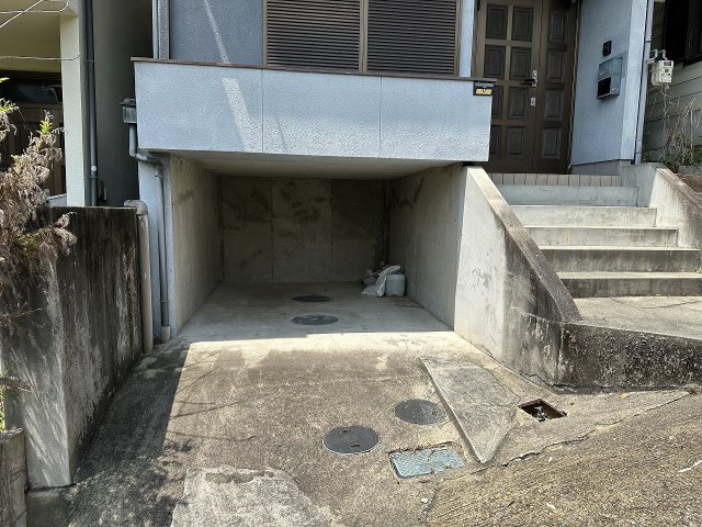矢田町戸建の駐車場