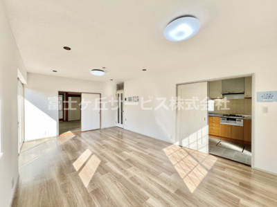 【居間・リビング】 | 裾野市千福が丘1丁目 中古戸建て | 約13帖のリビングダイニングです