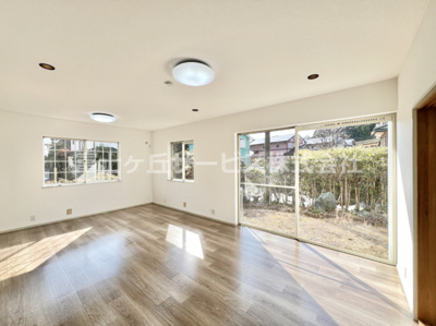 【居間・リビング】 | 裾野市千福が丘1丁目 中古戸建て | ゆったりとしたリビングです