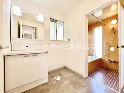 【脱衣所】 | 裾野市千福が丘1丁目 中古戸建て | 脱衣場です