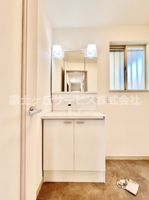 【独立洗面台】 | 裾野市千福が丘1丁目 中古戸建て | 独立洗面台、朝の身支度には欠かせません