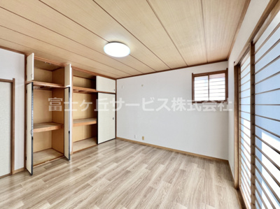 【寝室】 | 裾野市千福が丘1丁目 中古戸建て | 約8帖の洋室です